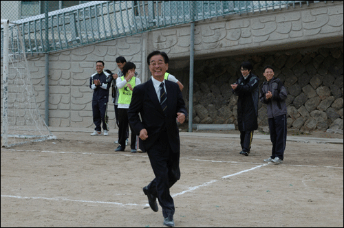 대회 시작전, 군수님이 시축에서 골을 넣으시고 너무나 기뻐하십니다 